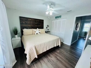 3 quartos, ferros/tábuas de passar roupa, berço de viagem