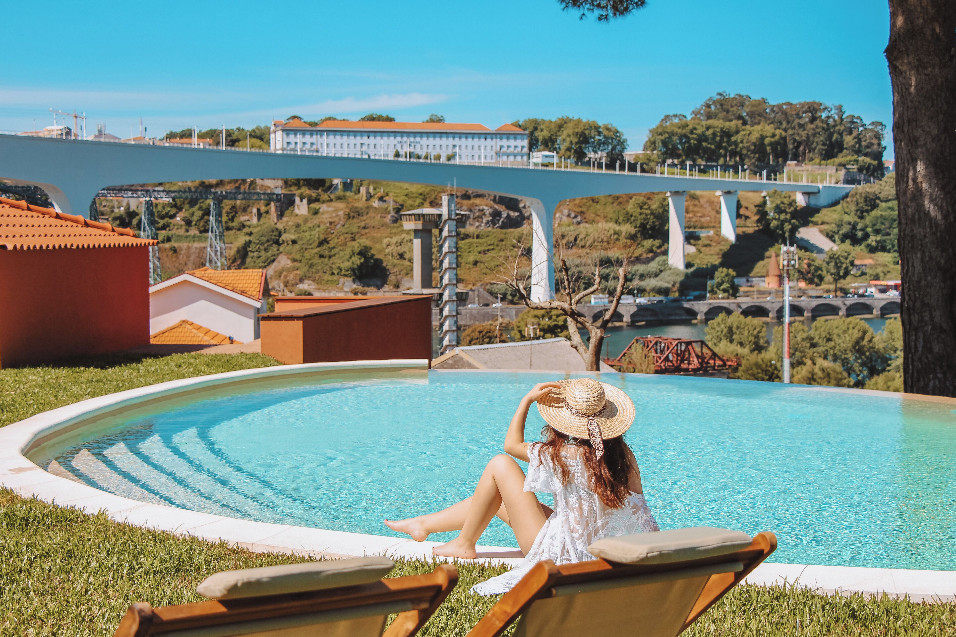 Piscine extérieure, accès possible de 9 h à 20 h, parasols