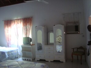 5 habitaciones, tabla de planchar con plancha, wifi y ropa de cama