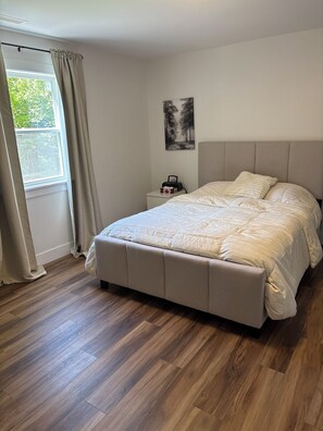 2 slaapkamers, een strijkplank/strijkijzer, internet, beddengoed