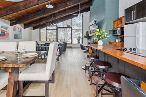 Classic-alpehytte - bjergudsigt | Privat køkken | Køleskab/fryser i fuld størrelse, mikrobølgeovn, ovn, kogeplade