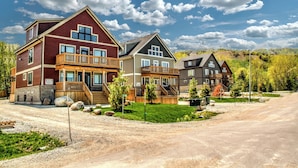 A residential area with multi-story houses featuring balconies and wooden decks. - Arlberg Chalets (The Blue Mountains)