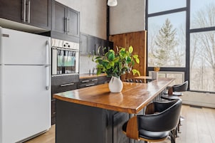 Chalet clásico, vistas a la montaña | Cocina privada | Frigorífico grande, microondas, horno y placa de cocina