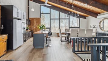 Chalet clásico, vista a la montaña | Cocina privada | Refrigerador con congelador, microondas, horno y parrilla de estufa