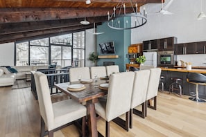 218 Arlberg (Pets Allowed) | In-room dining - Arlberg Chalets (The Blue Mountains)