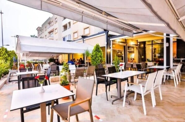 Outdoor dining - Magnifique Appartement de 112 m2 à 200m de la Plage ! (Essaouira)