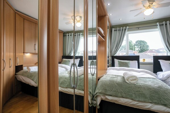 3 bedrooms, iron/ironing board, WiFi, bed sheets - Wickersley House, Rotherham for Contractors and Families (Hosted by Emu-J Stays) (Rotherham)