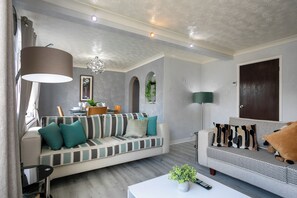 Living area - Wickersley House, Rotherham for Contractors and Families (Hosted by Emu-J Stays) (Rotherham)