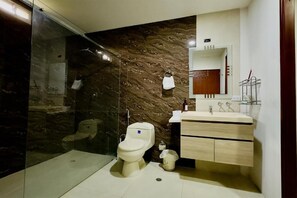 Suite Deluxe, vue montagne | Salle de bain | Douche, serviettes fournies, savon, shampoing