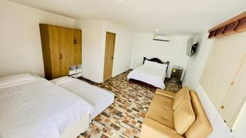 Habitación cuádruple familiar, vista a la montaña | Wifi gratis y ropa de cama