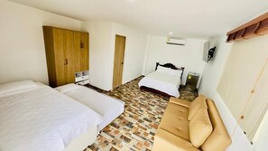 Chambre Quadruple Familiale, vue montagne | Wi-Fi gratuit, draps fournis