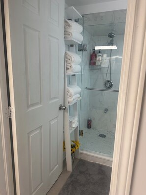 Dusche, Haartrockner, Handtücher, Seife