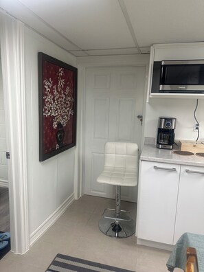 Kühlschrank, Mikrowelle, Herdplatte, Wasserkocher mit Kaffee-/Teezubehör