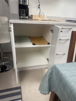 Refrigerador, microondas, parrilla de estufa y cafetera y tetera