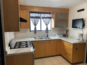 Geladeira, micro-ondas, cooktop, lava-louças