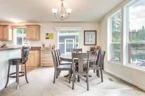 Dining - Lakefront Snohomish Home ~ 13 Mi to Historic Dtwn (Snohomish)