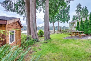 Outdoor dining - Lakefront Snohomish Home ~ 13 Mi to Historic Dtwn (Snohomish)