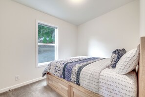 1 bedroom, Internet, bed sheets - Lakefront Snohomish Home ~ 13 Mi to Historic Dtwn (Snohomish)