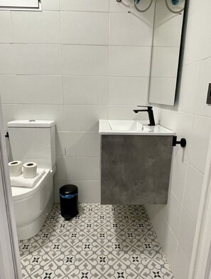 Haartrockner, Handtücher, Seife, Toilettenpapier