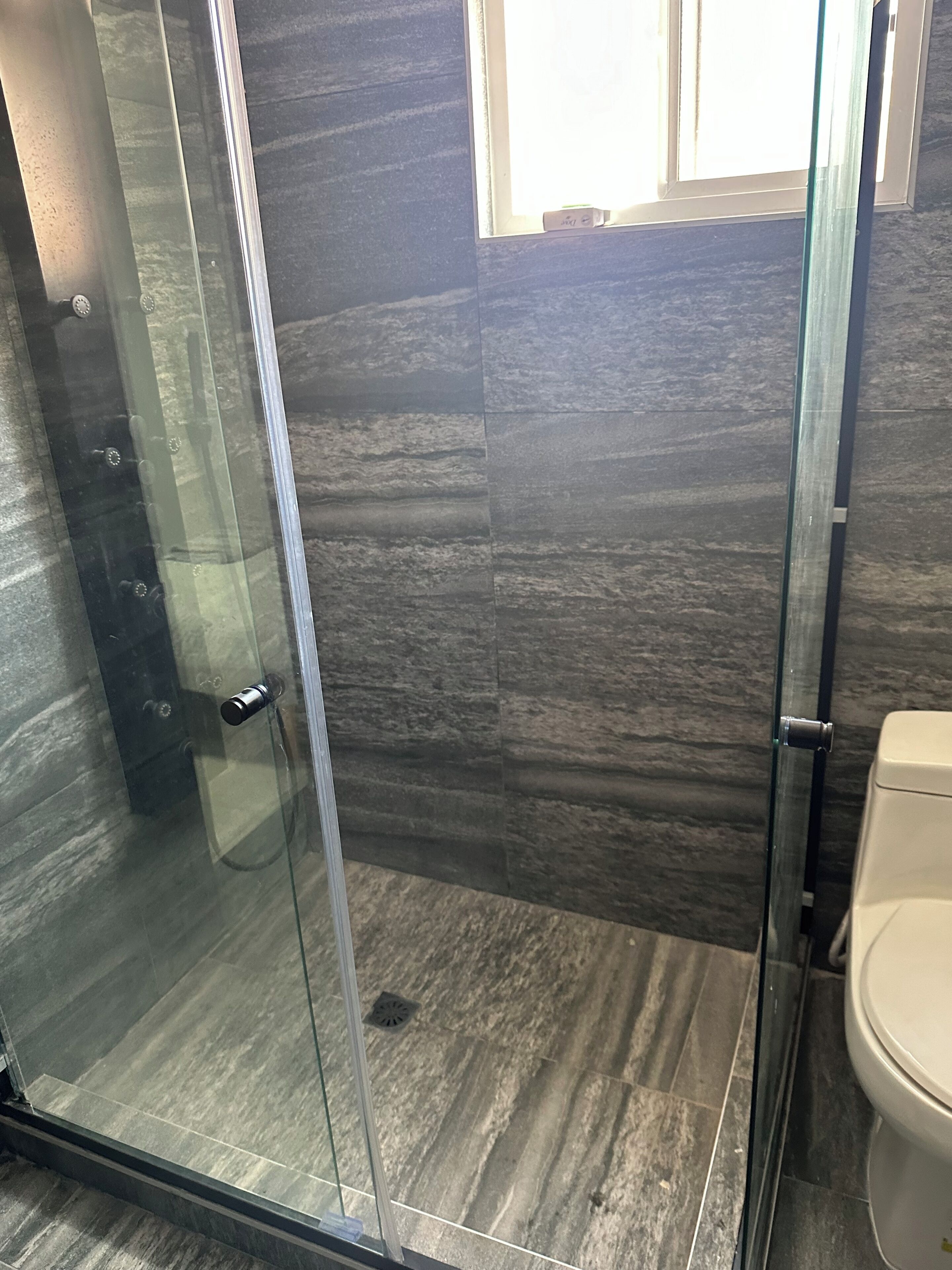 Douche, baignoire à jets, sèche-cheveux, serviettes fournies
