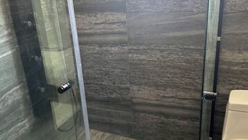 Ducha, bañera de hidromasaje, secador de pelo y toallas