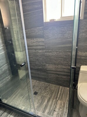 Een douche, een bubbelbad, een haardroger, handdoeken