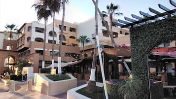 Vista frontal de la propiedad