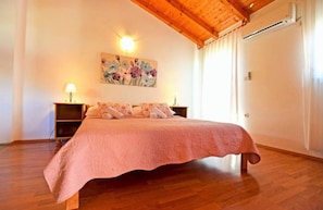 1 quarto, acesso à internet, roupa de cama
