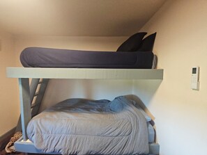 2 bedrooms, WiFi, bed sheets - The LA. Lodge Charming 2 Bedroom Fishing/Hunting Camp in Venice, La. (Buras)