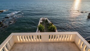 A balcony with a view of the sea and a small garden area. - Magic Seaside Apartment (Rosignano Marittimo)