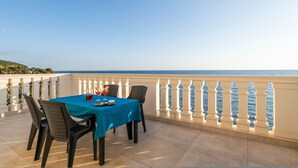 A table set on a balcony with a view of the sea. - Magic Seaside Apartment (Rosignano Marittimo)