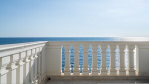 A balcony with a white balustrade overlooking a clear blue sea. - Magic Seaside Apartment (Rosignano Marittimo)