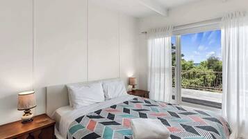 3 habitaciones, tabla de planchar con plancha, wifi y ropa de cama