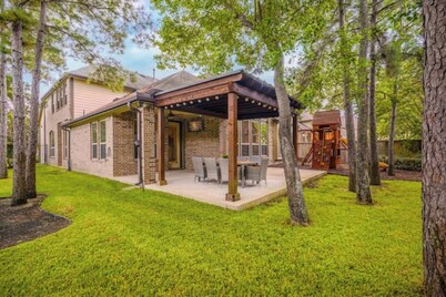 Woodlands Elegant Home, Patio, Studio & Kids Room