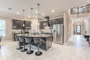 Fridge, microwave, oven, stovetop - Woodlands Elegant Home, Patio, Studio & Kids Room
 (Spring)