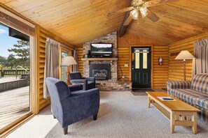 Living area - The Lodges at Breezy Point (Breezy Point)