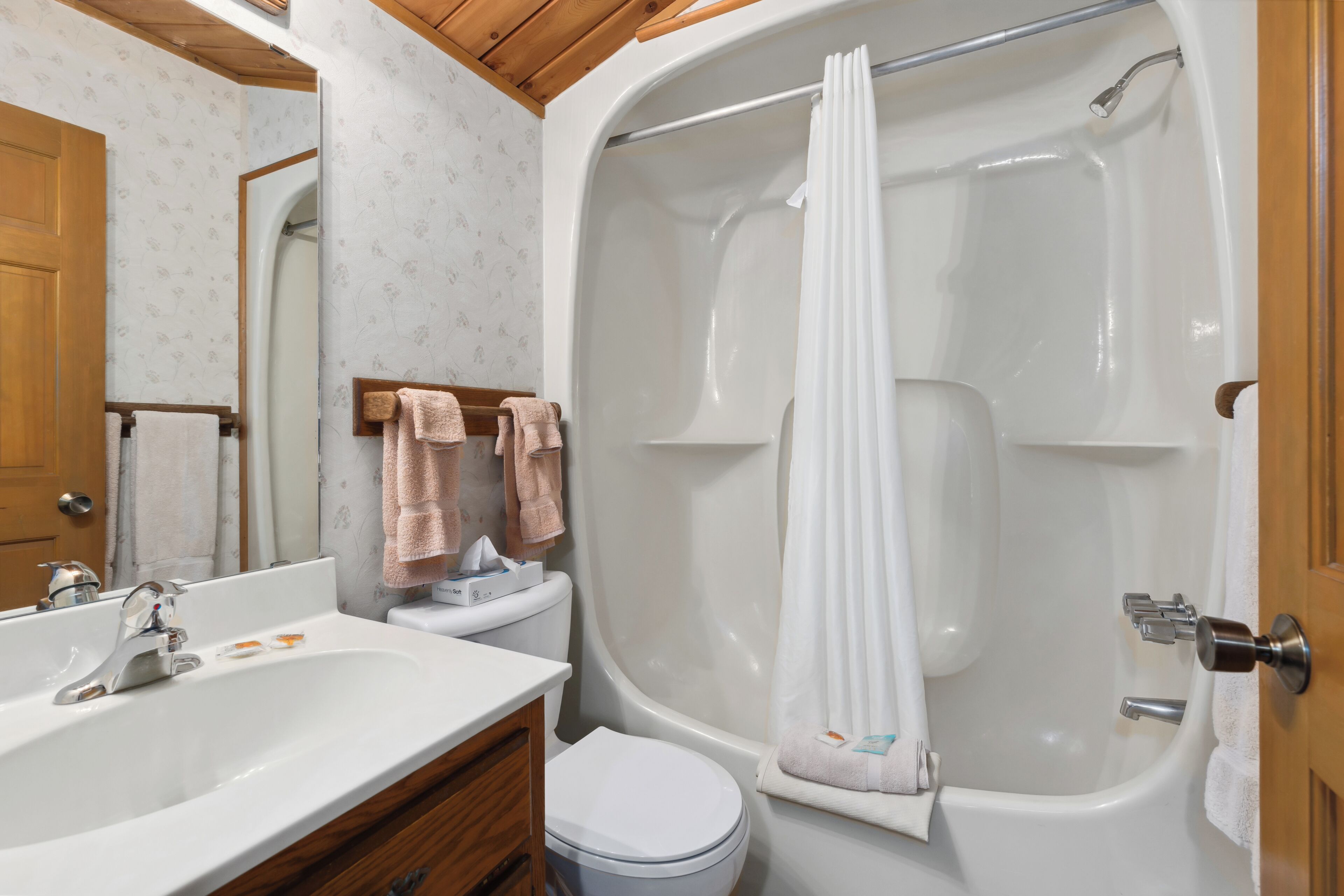 Ein Badezimmer mit Waschbecken, Toilette und Badewanne.