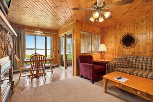 Apartamento familiar, 1 habitación | Zona de estar | Una televisión de pantalla plana, una chimenea