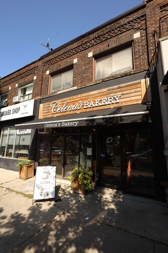 Steps from Woodbine Station! Private apartment just off the Danforth