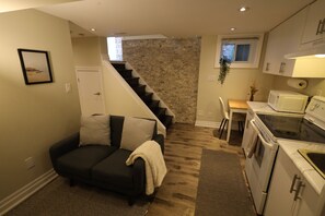 冷蔵庫、電子レンジ、オーブン、コンロ