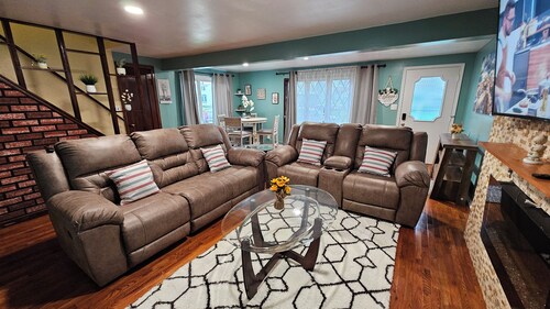 Cute n spacious Westbrook home very close to Buffalo Int Airport and everywhere!