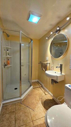 Ducha, secador de pelo, bidet, toallas