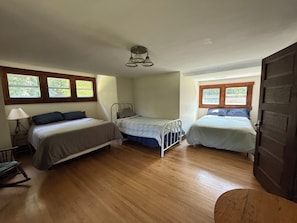 3 habitaciones, tabla de planchar con plancha, wifi y ropa de cama