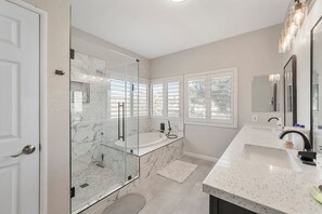 Shower, eco-friendly toiletries, hair dryer, towels - 6 bedroom Large house. Near Airport,Outlets Mall, No big Party, Pets Friendly (Ontario)