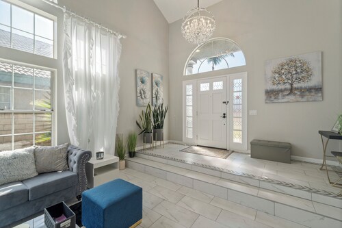 6 bedroom Large house. Near Airport,Outlets Mall, No big Party, Pets Friendly