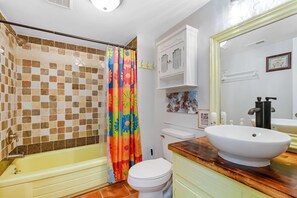 Une salle de bain avec une baignoire, des toilettes et un lavabo.