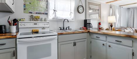 Køleskab, mikrobølgeovn, ovn, kogeplade