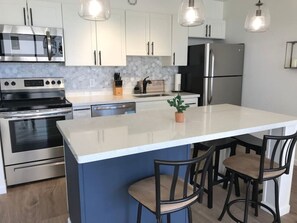 Private kitchen - High Floor Ocean View Waikiki Condo – Fully Renovated with Free Parking Included (Honolulu)