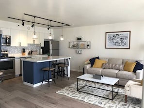 TV - High Floor Ocean View Waikiki Condo – Fully Renovated with Free Parking Included (Honolulu)