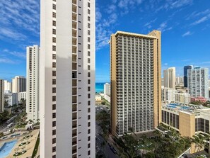 Un immeuble de grande hauteur doté d’une architecture moderne, caractérisé par une structure verticale imposante et une série de balcons.